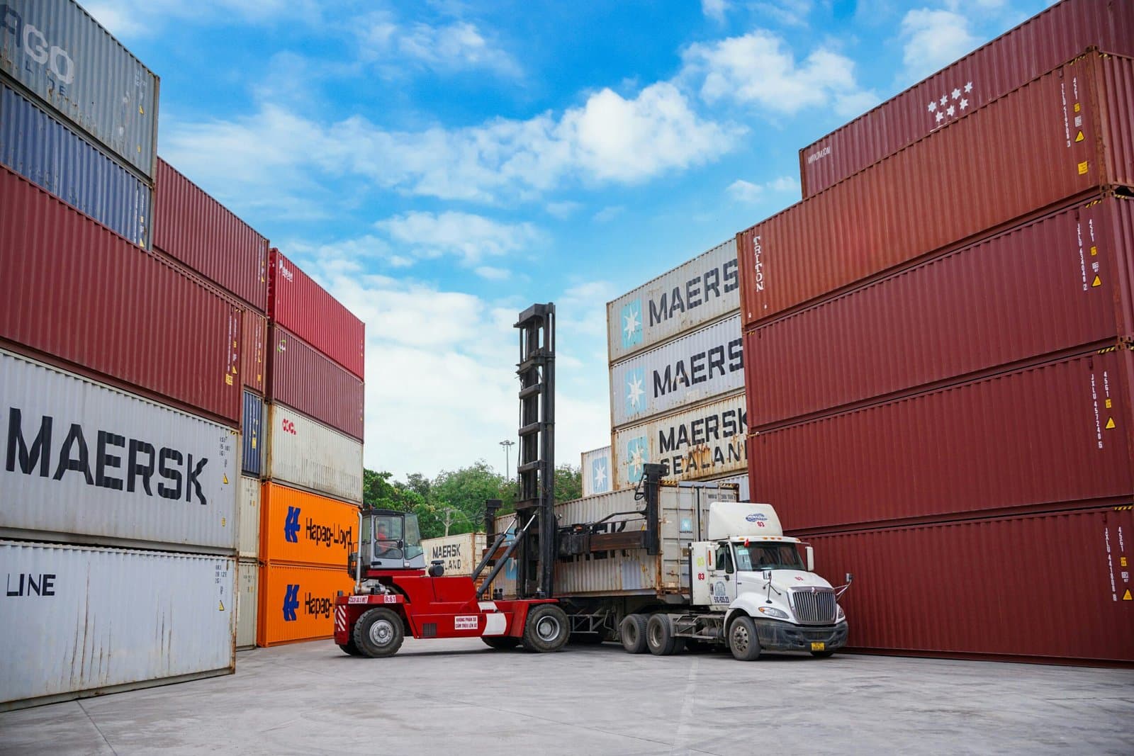 Manufacturing Logistics: Moving Heavy Machinery Safely